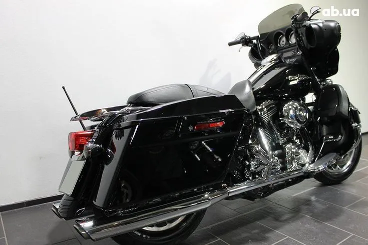 Harley-Davidson FLHX Image 3